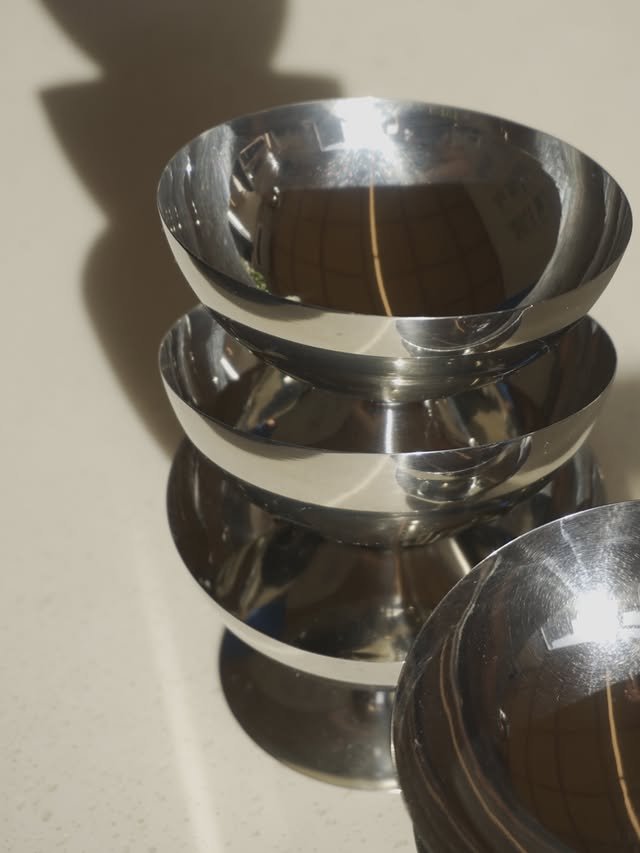 Bols en inox dans la lumière du café Gravaine
