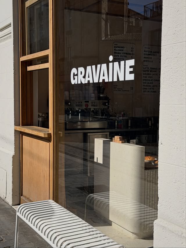Façade ensoleillée du café Gravaine à Bordeaux